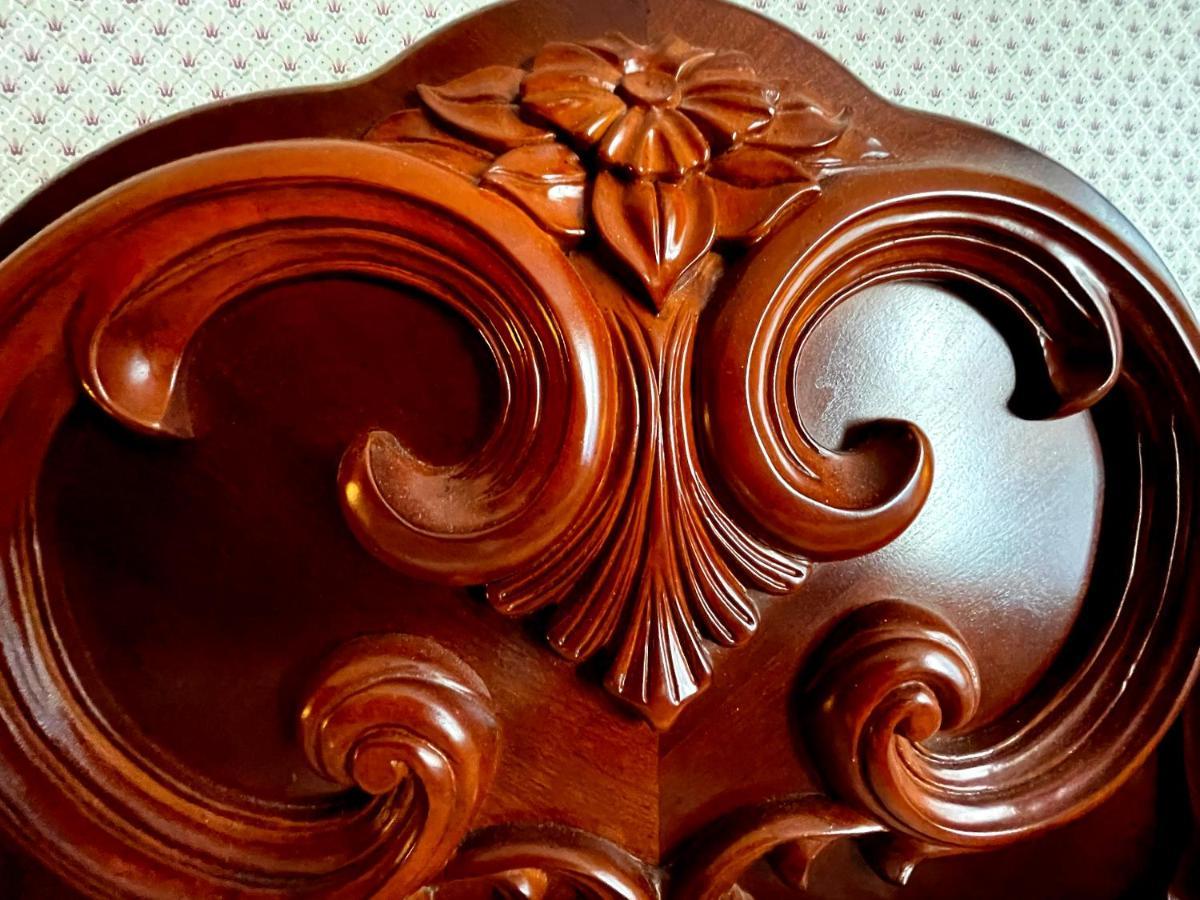 208 Victorian Governor's King Suite