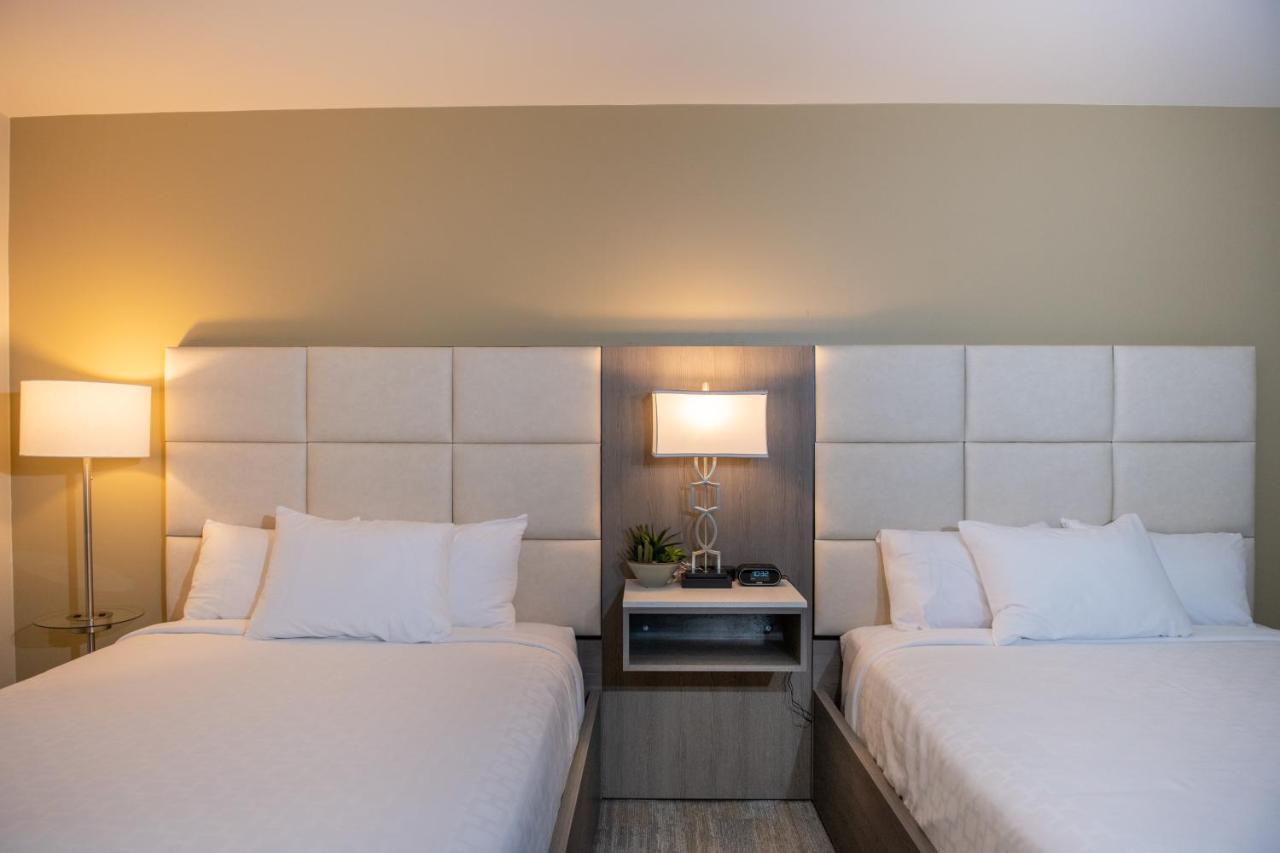 Deluxe Queen Suite