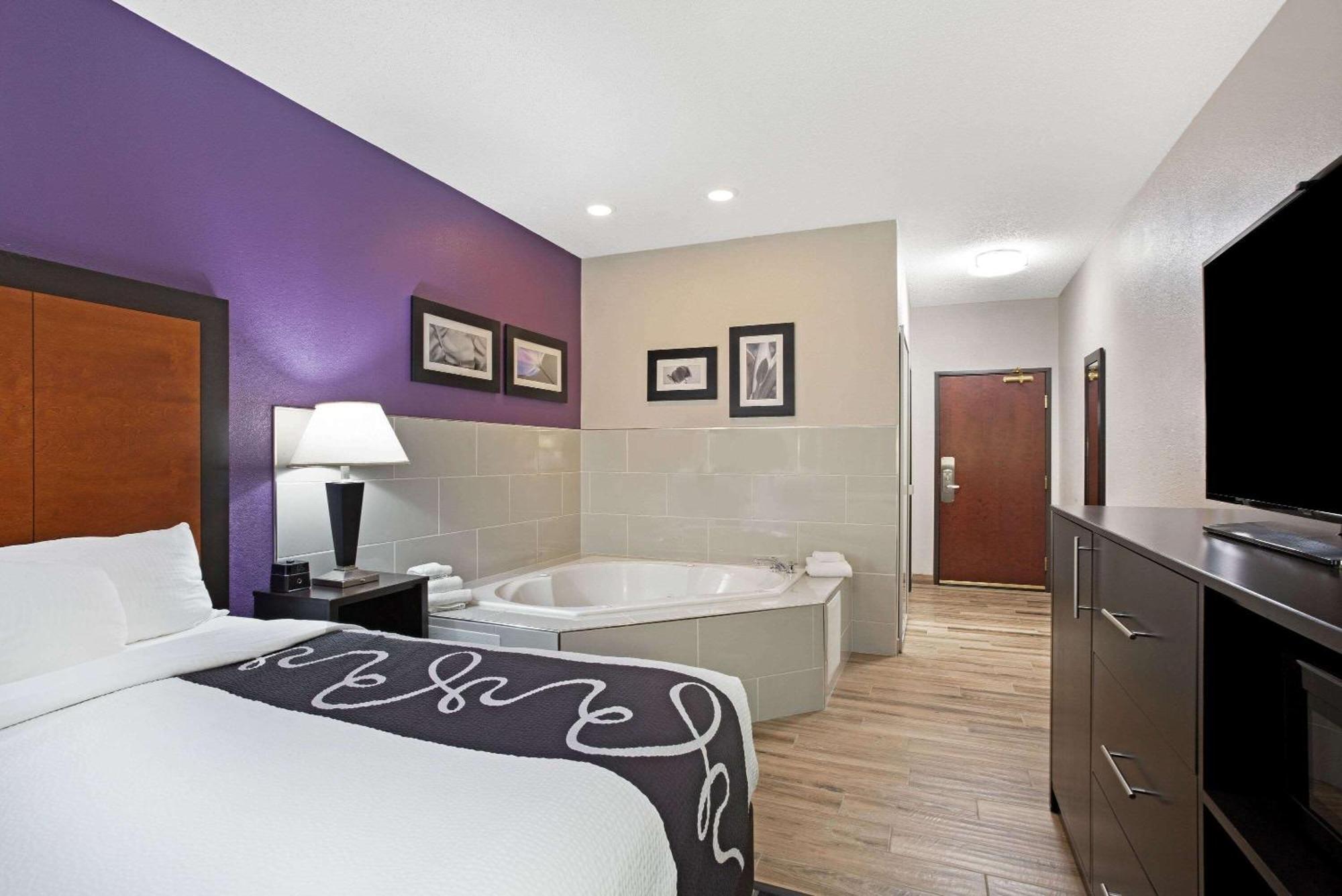 King Room with Jetted Tub - Non-Smoking