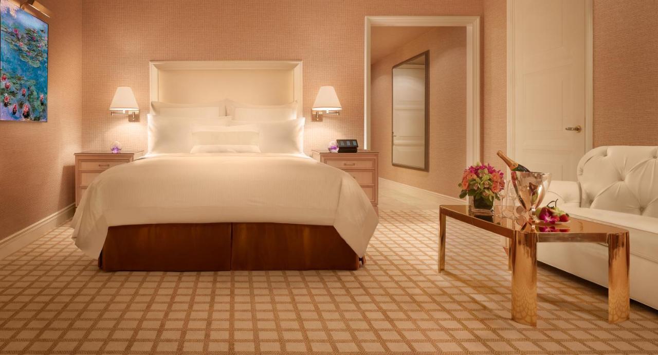 Grand Deluxe Lake View Room (King or Double Double)