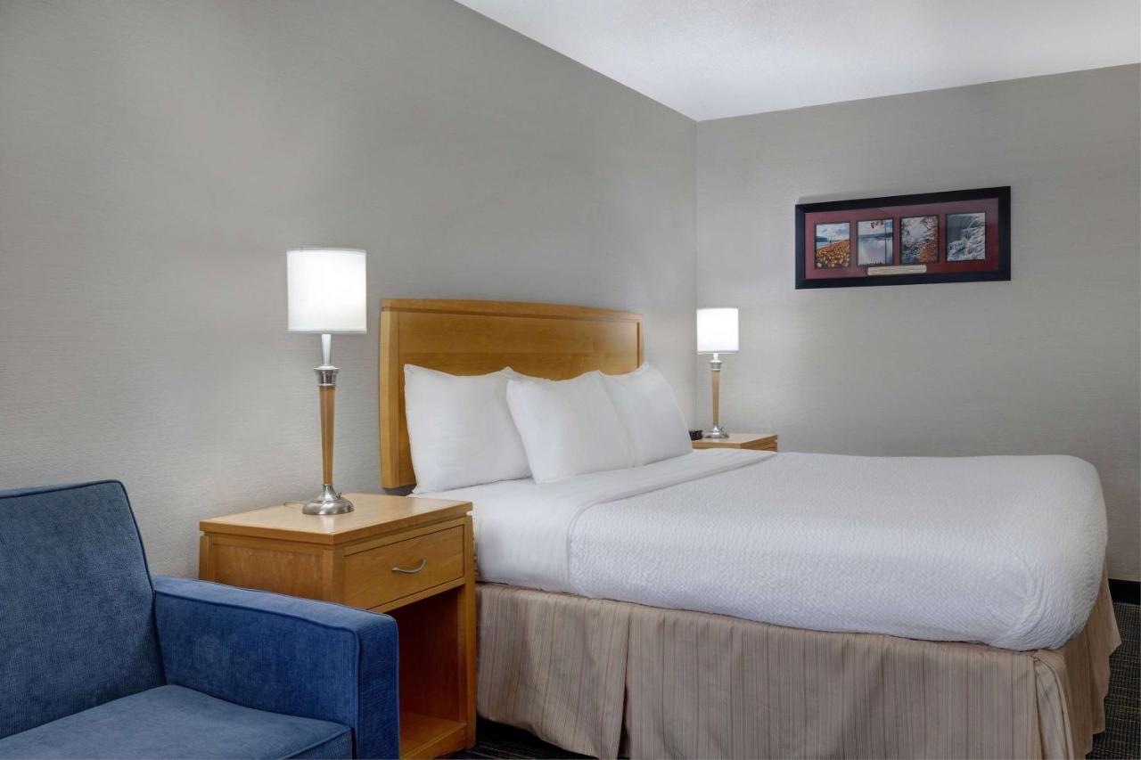 Deluxe King Room with Hot Tub  - Non-Smoking