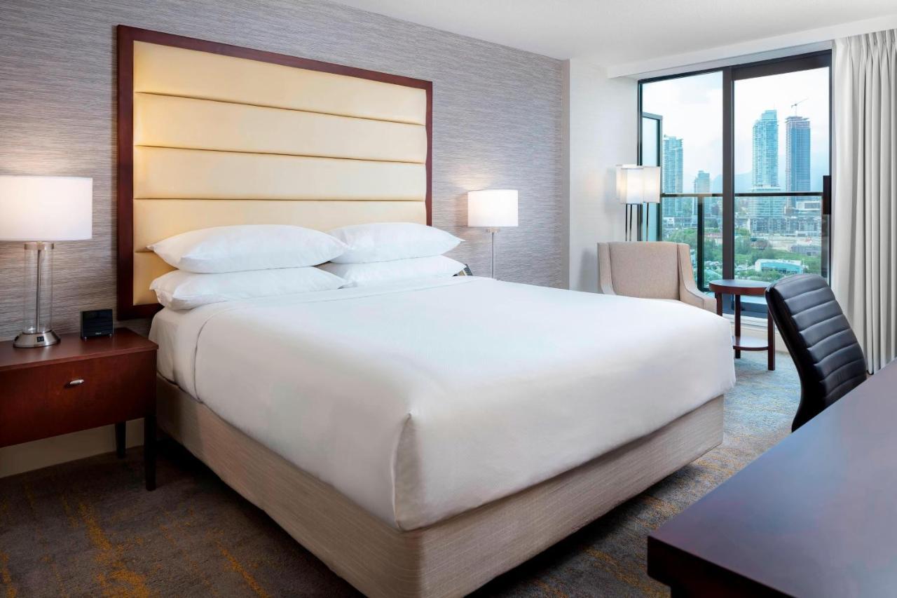 King Guest Room with Balcony and City View,1427892733:JPEG