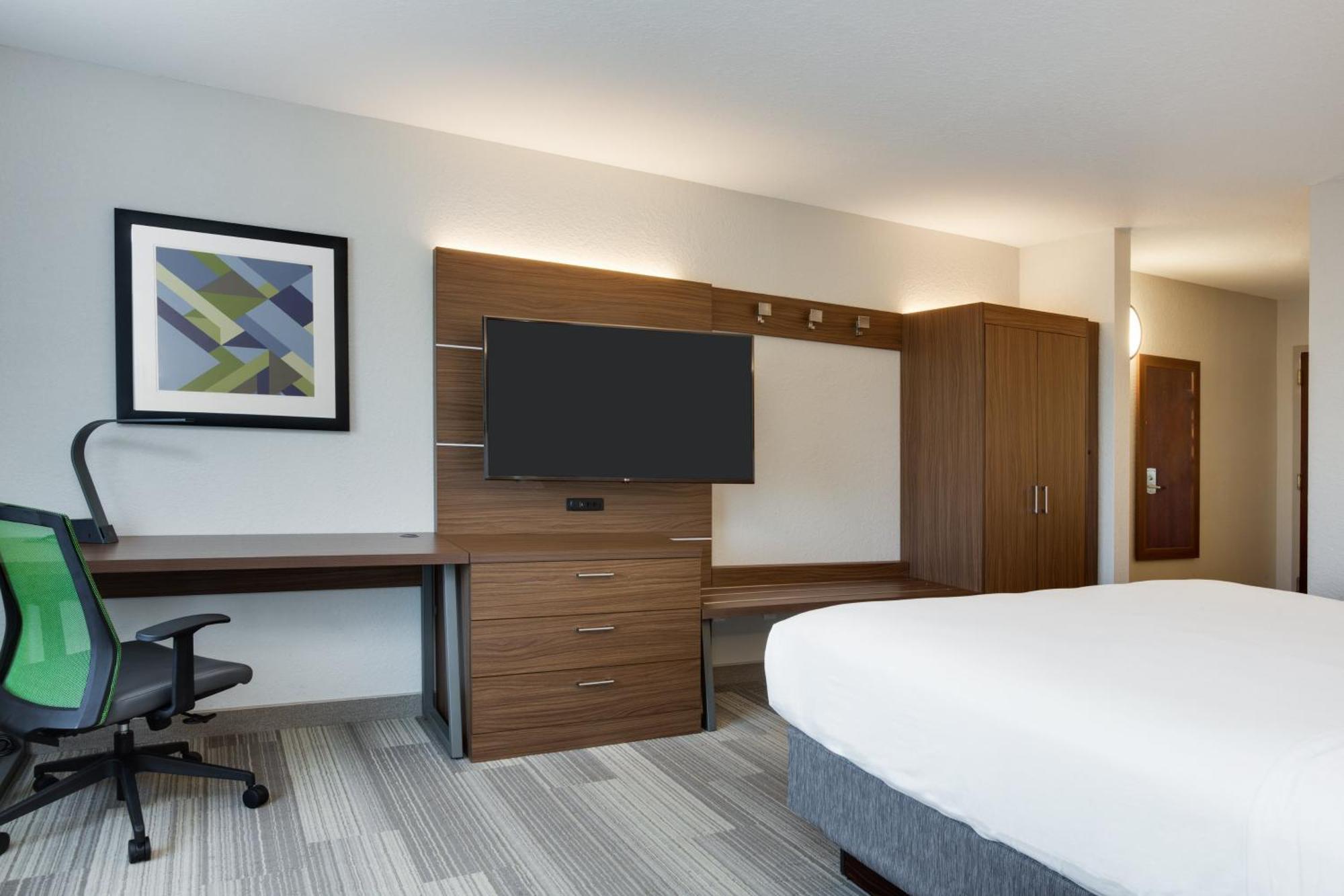 Suite - Hearing Accessible - Non-Smoking