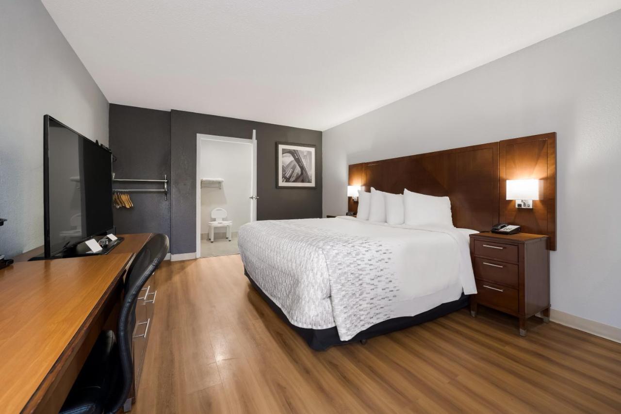 King Room with Roll-In Shower - Disability Access/Non Smoking/Exterior Hall