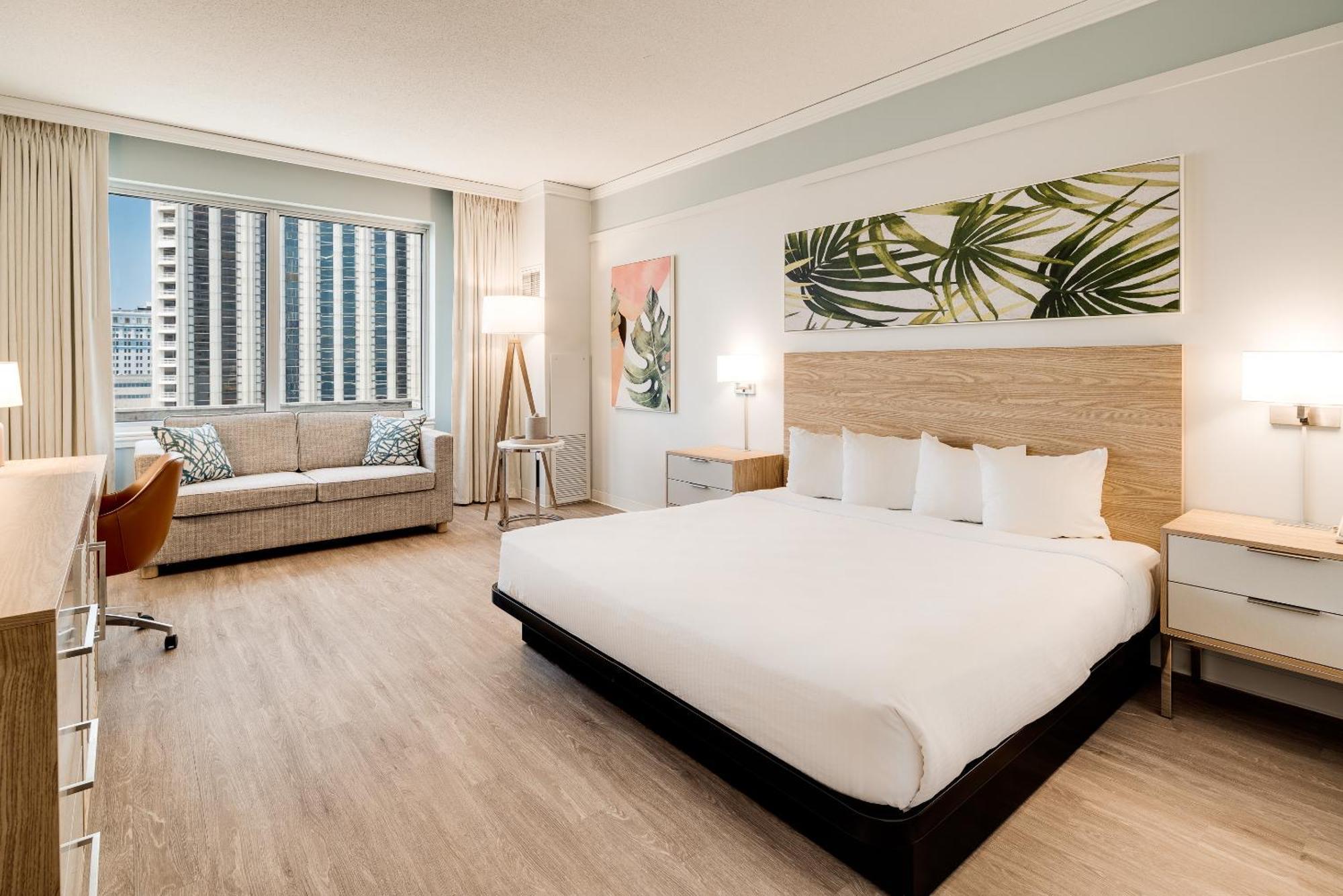 Limited View King, Roll-In Shower