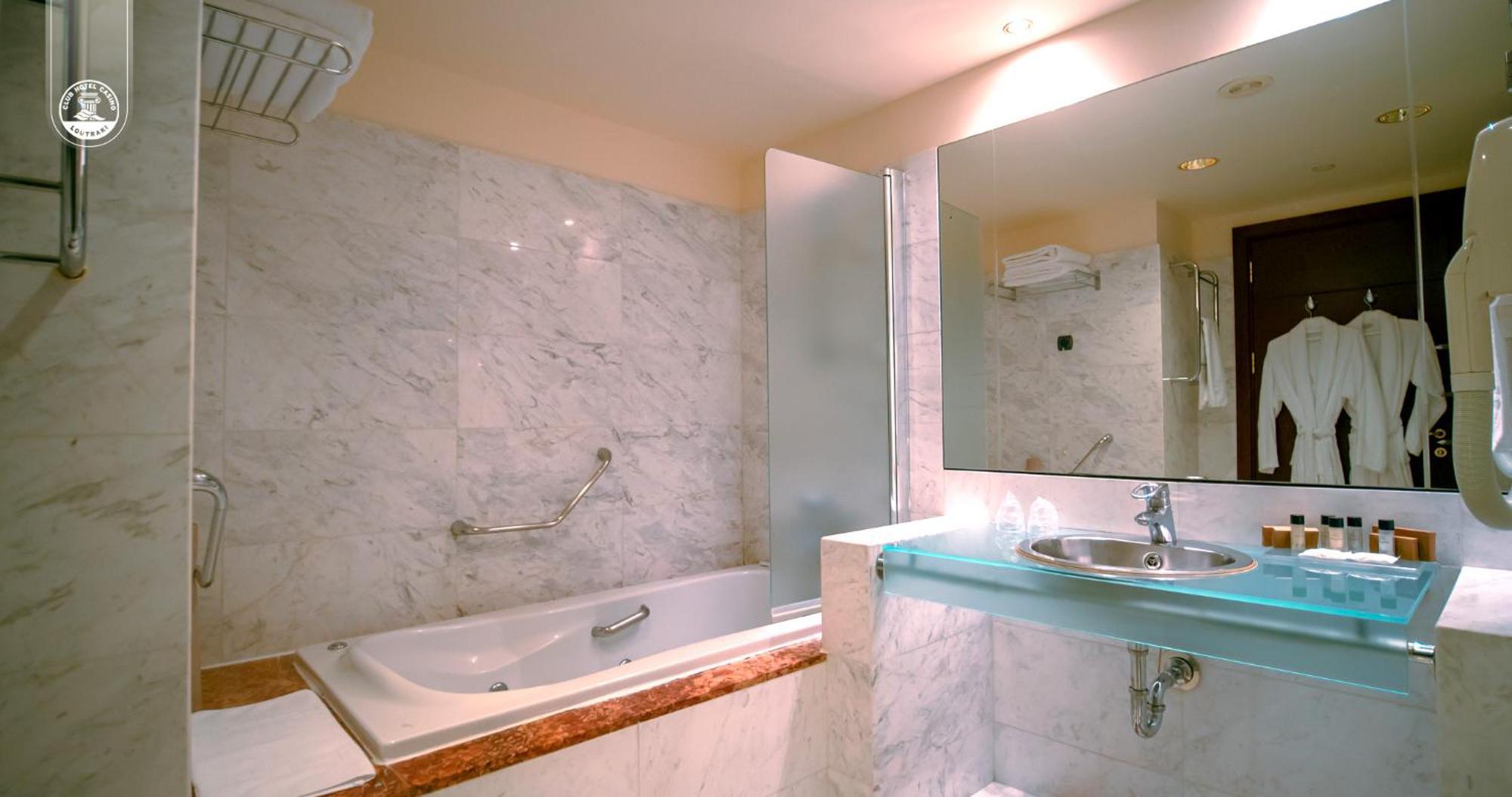 Deluxe Double/Twin Room with Sea View,1553577001:JPEG