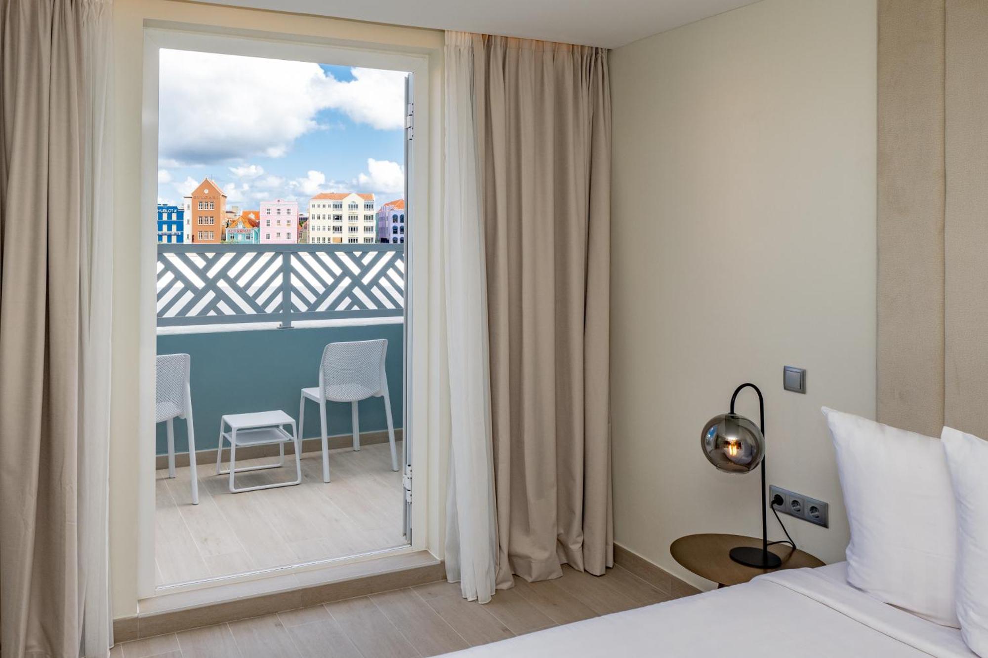 Harbor View King Room Balcony