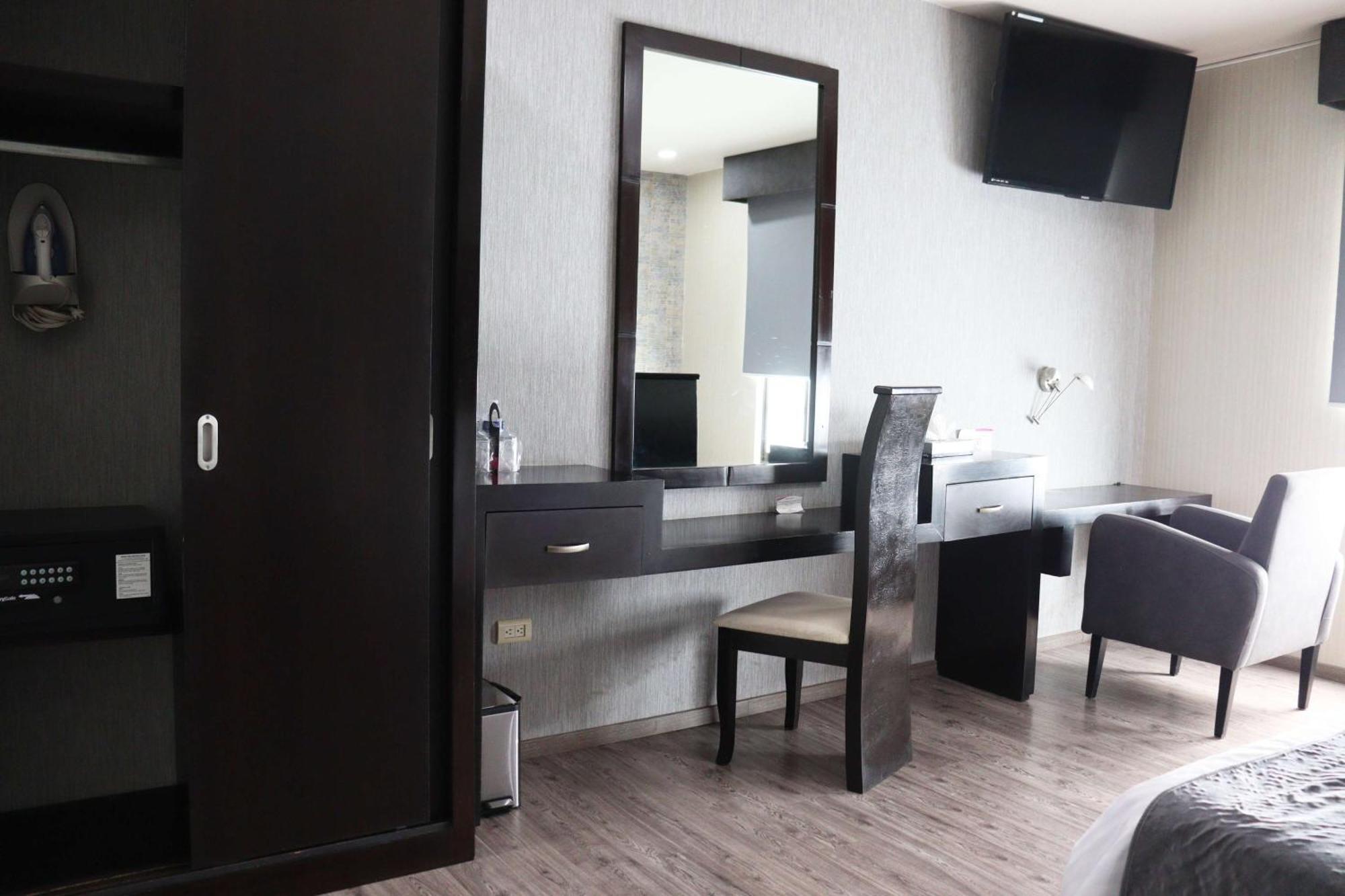1 King Bed, Mobility Accessible Suite, Roll-In Shower,, Non-Smoking