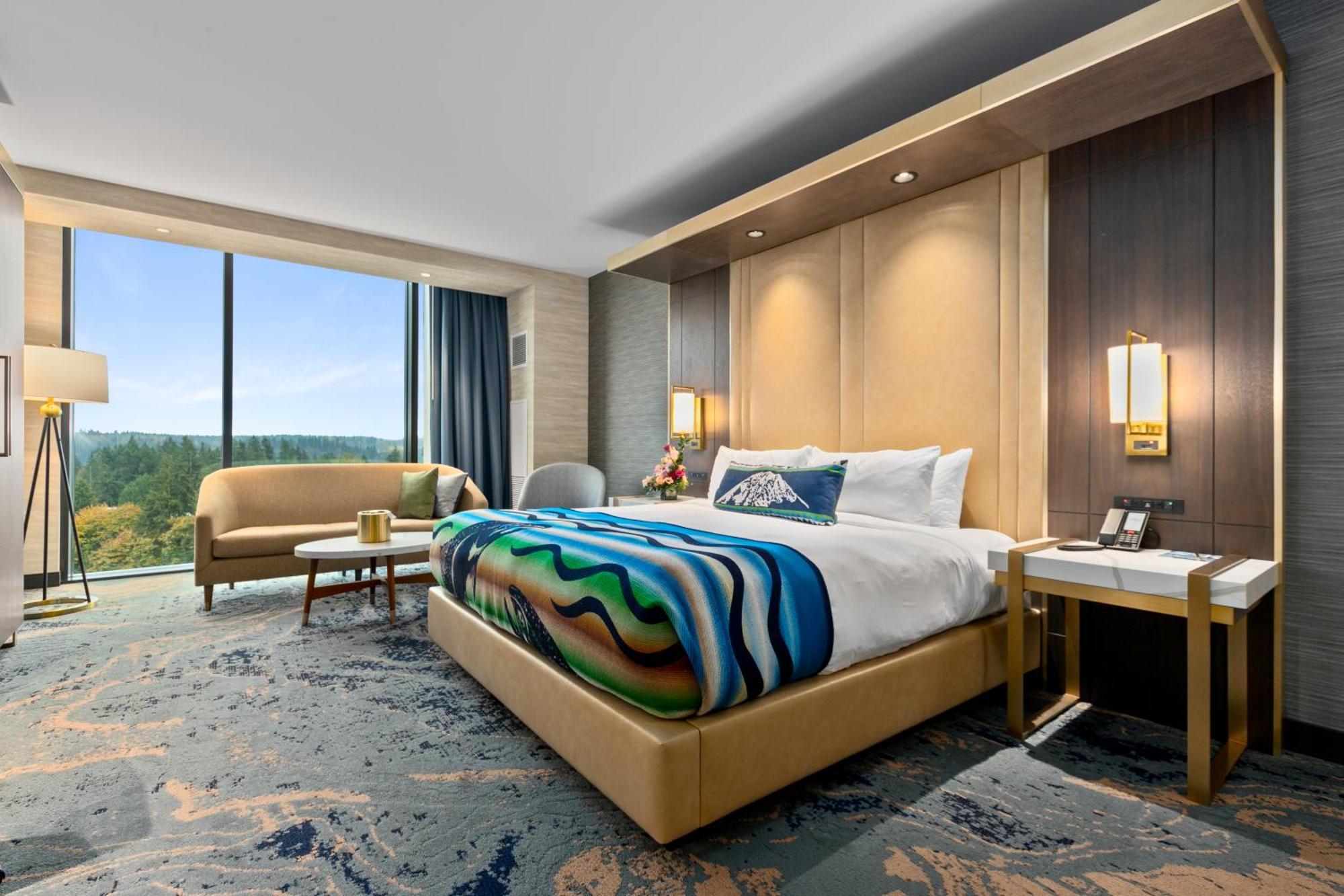 Luxury King with Mountain View