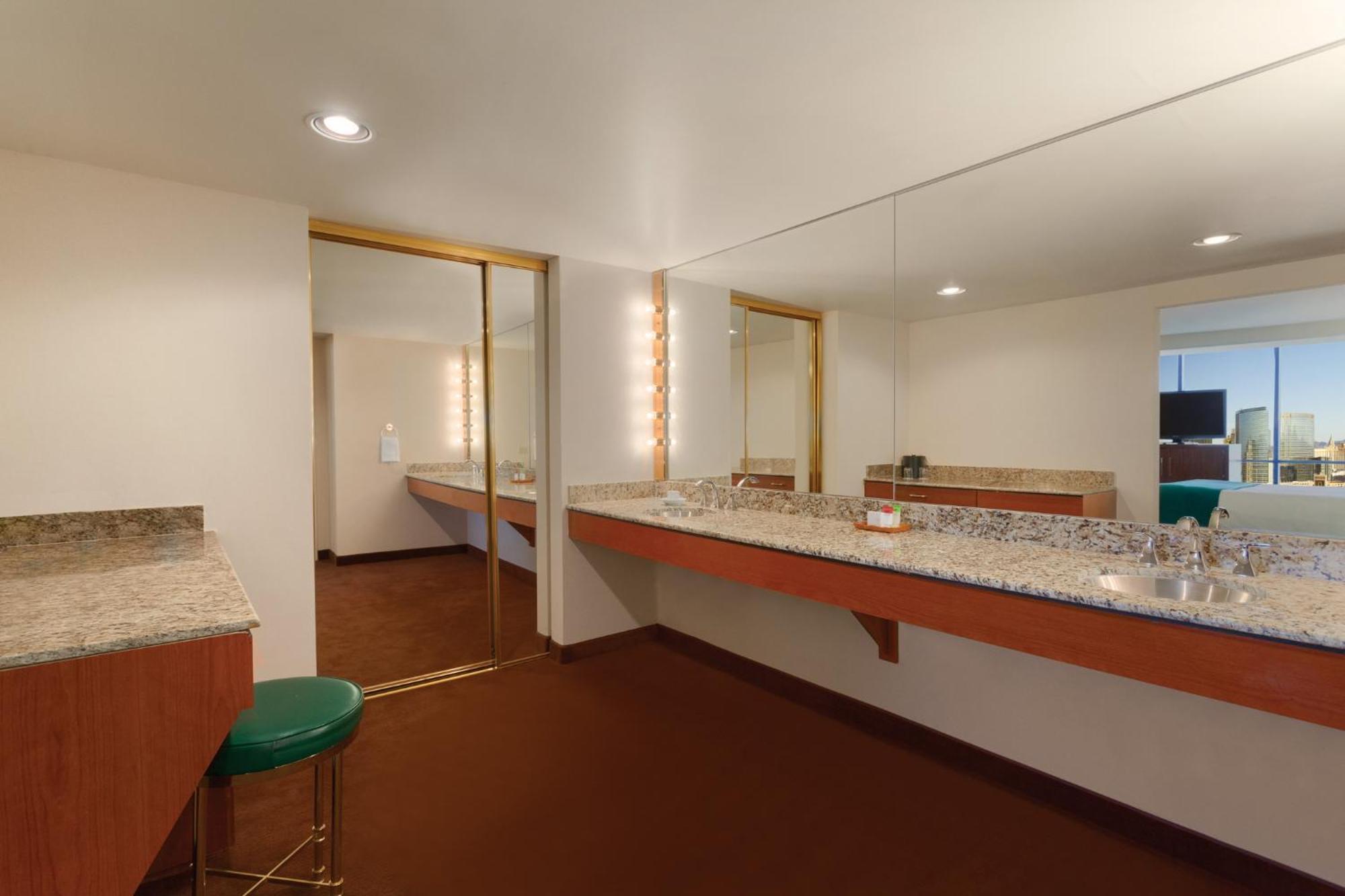1 King Suite Strip View,1666988184:JPEG