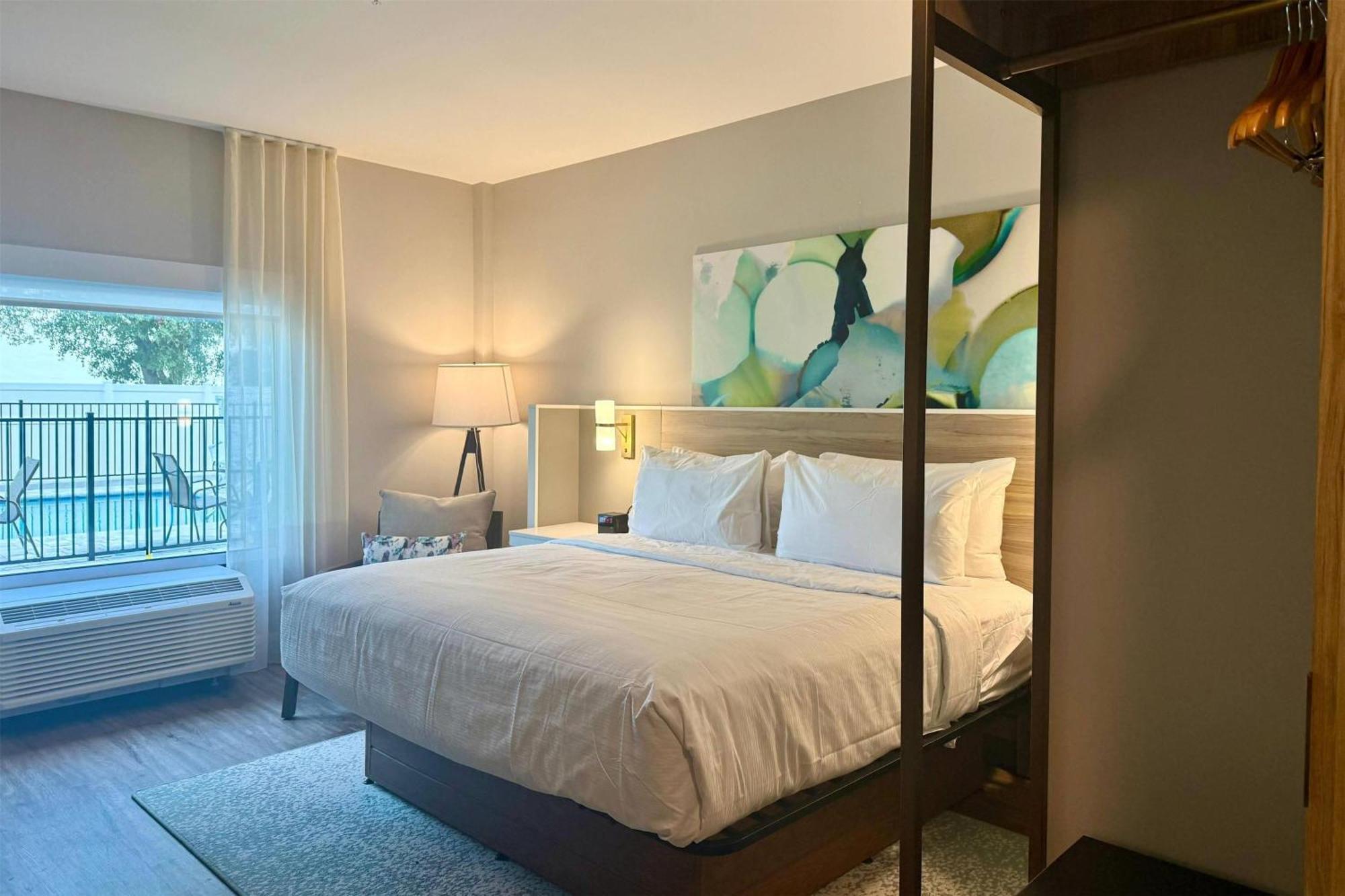 King Room with Mobility/Hearing Access and Roll-In Shower, Non-Smoking