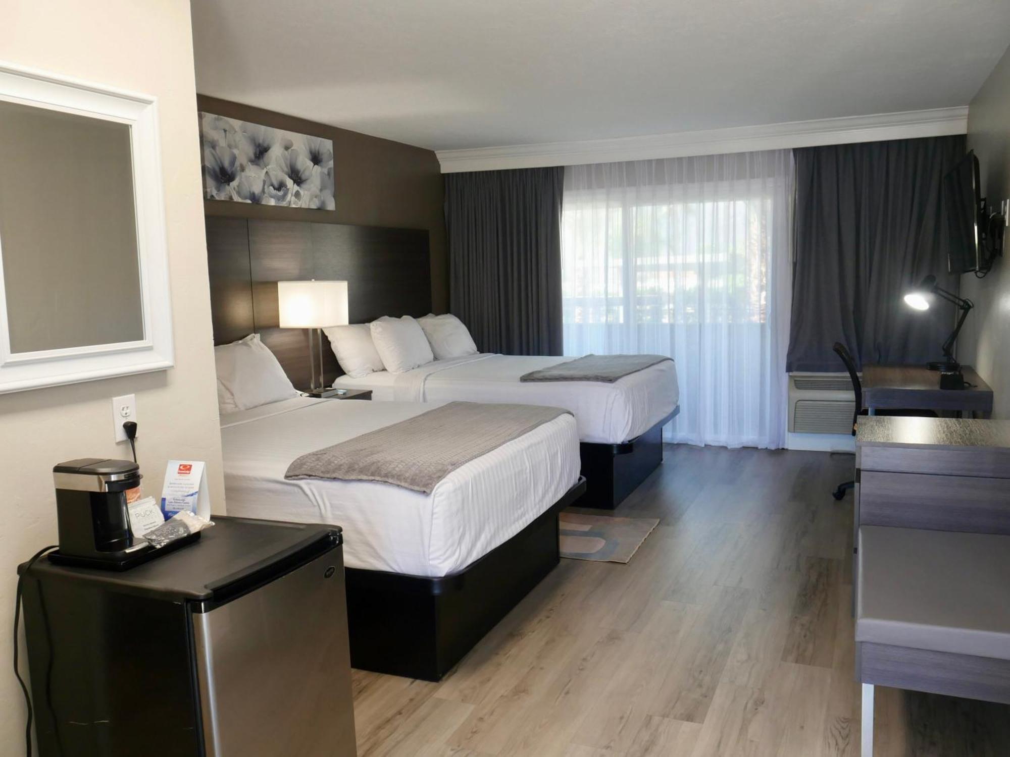 Queen Room with Two Queen Beds with Lakeview - Non-Smoking,1706849091:JPEG