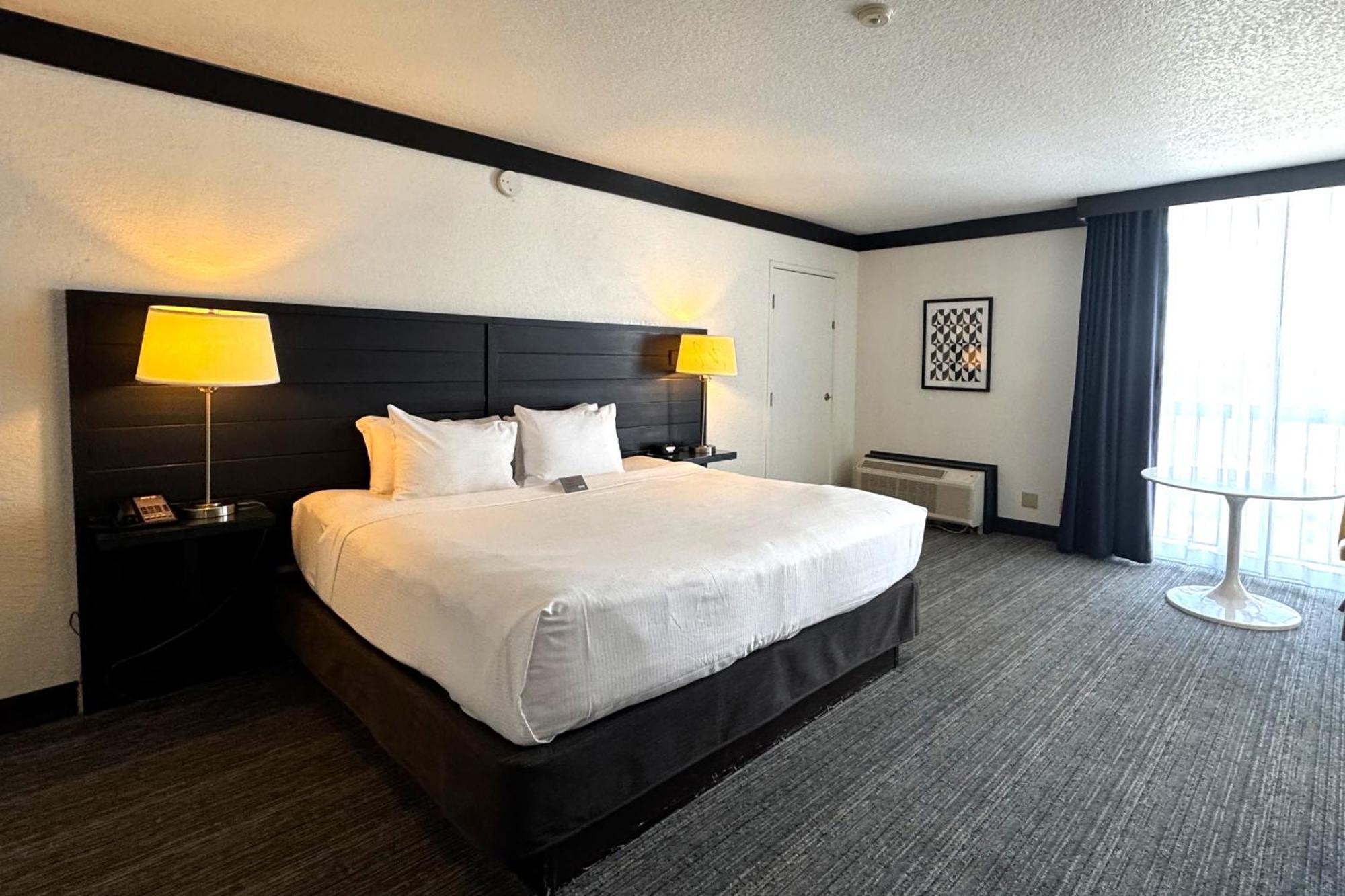 Pool View King Smoking $5 slot play & $10 table games match play