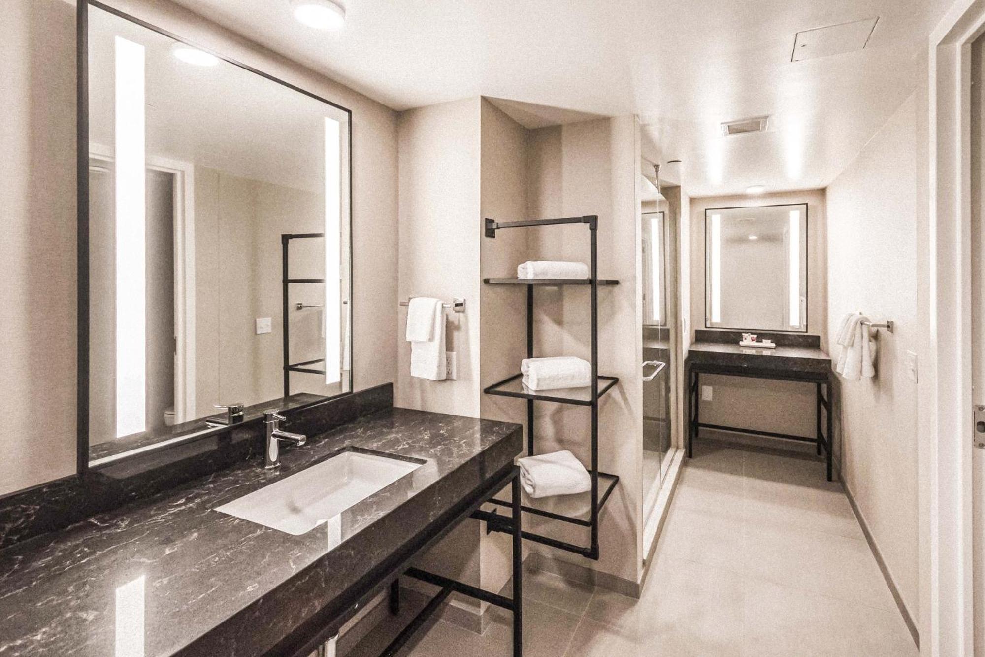 Romulus View Room 2 Queens