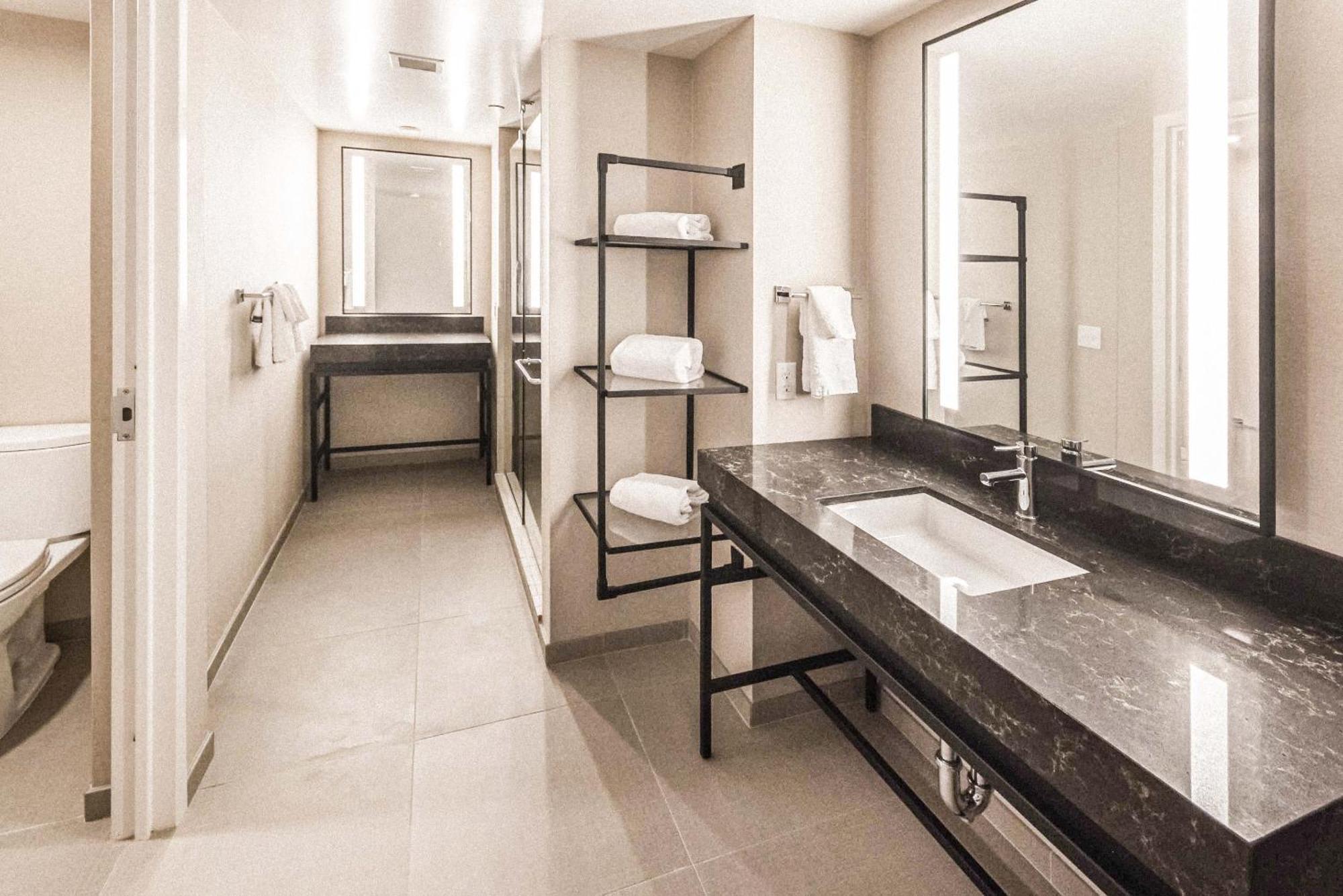 Romulus View Room 2 Queens