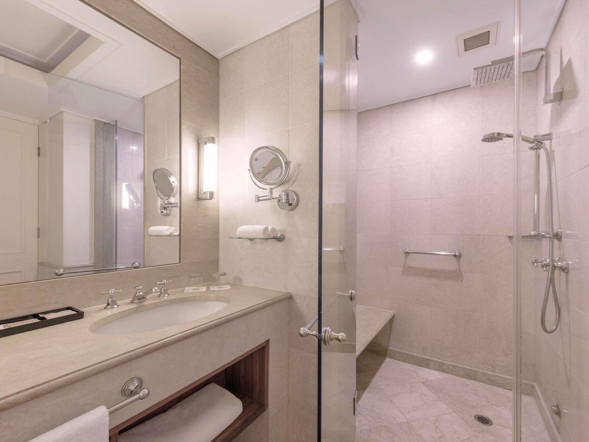 Junior Twin Suite Two Double Beds City Views one drink voucher