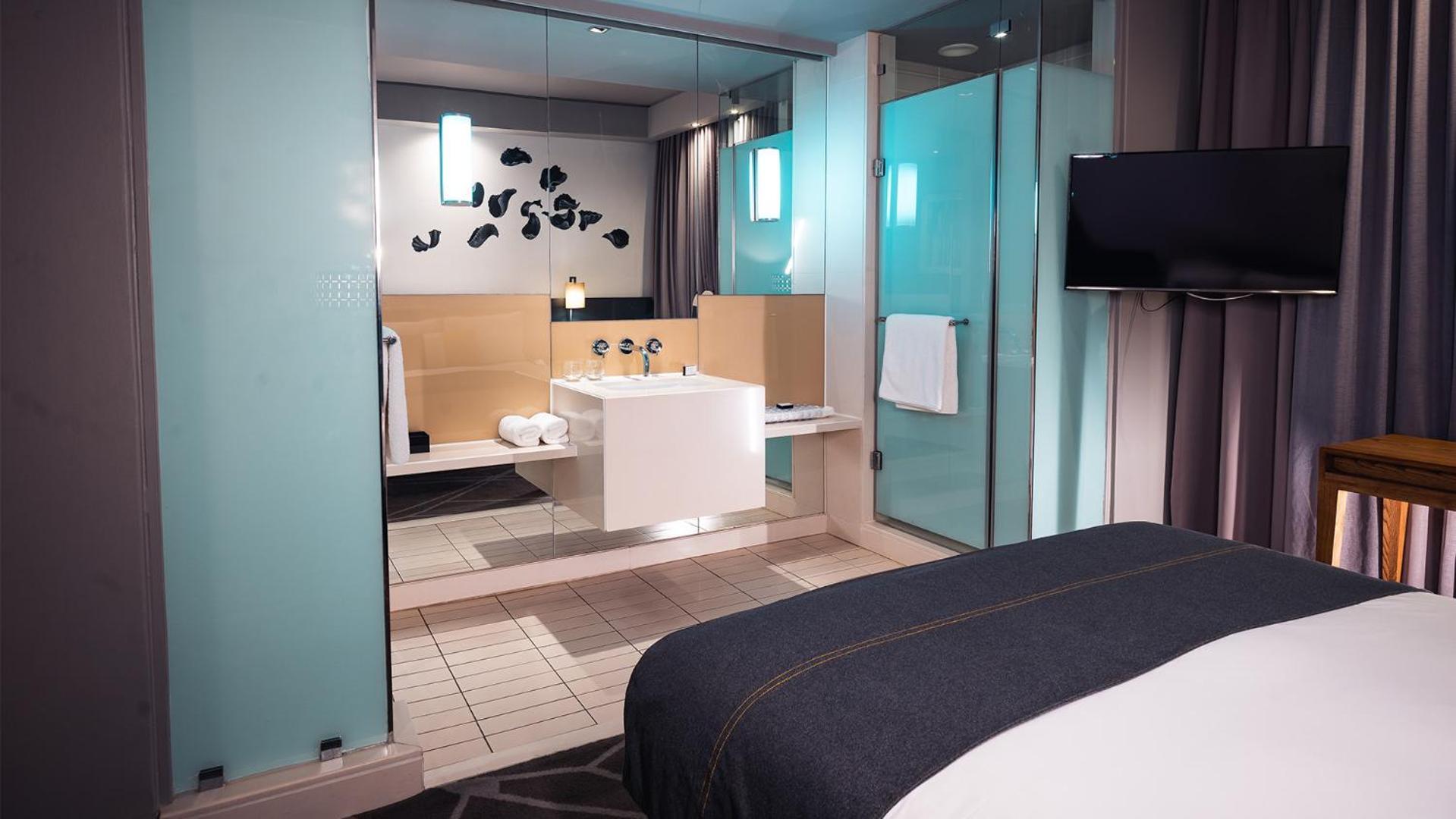 Contemporary Open plan Room One queen Bed Non-smoking