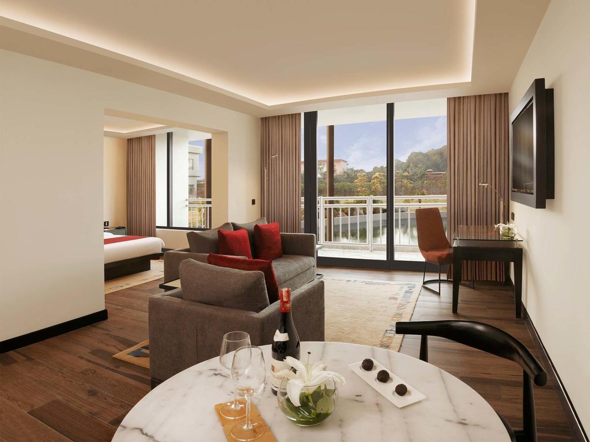 Suite,621972440:JPEG