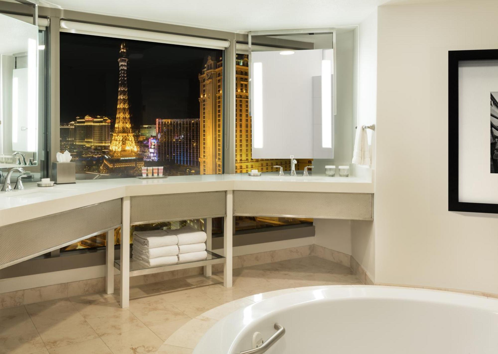 Ultra Hip Strip Suite, 1 King, Non-Smoking,1008906514:JPEG