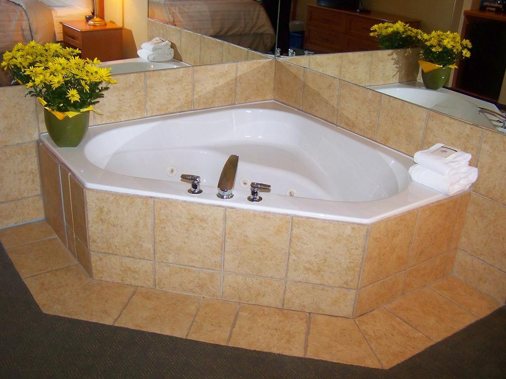 King Suite with Hot Tub - Non-Smoking