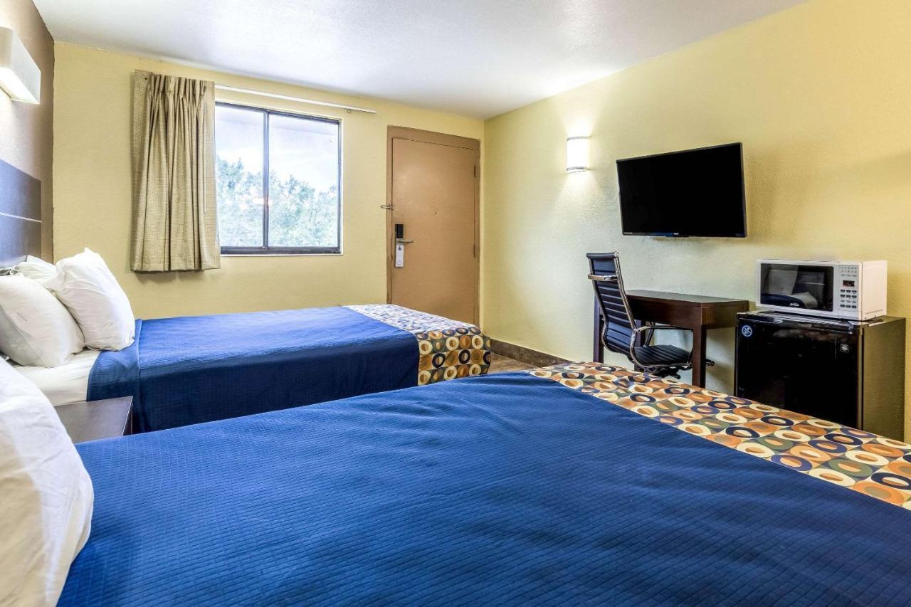 Queen Room with Two Queen Beds - Smoking