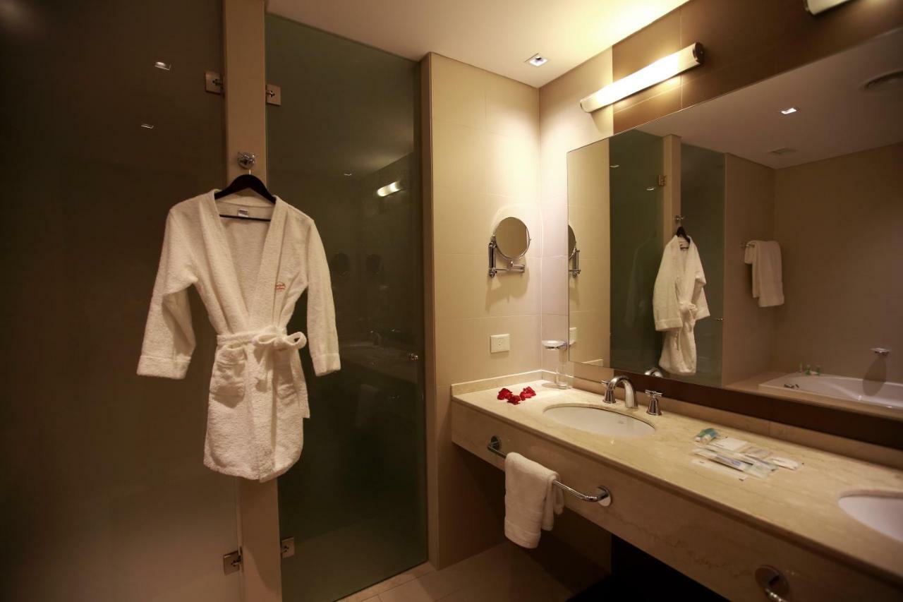 Executive Suite,812643873:JPEG