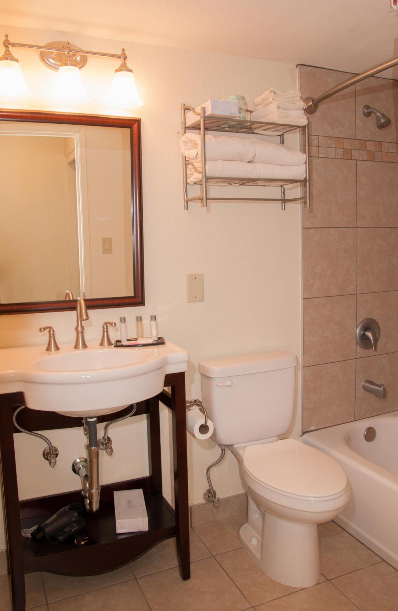 Habitación Doble Estándar con 2 camas dobles y vistas al patio - No fumadores
