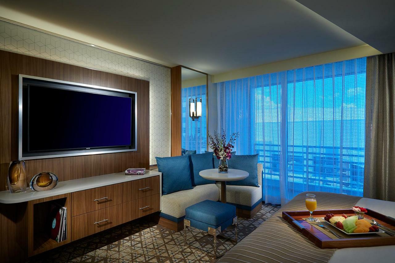 East Tower Deluxe King with Pool View - Non-Smoking