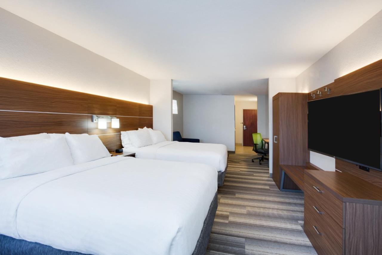 Queen Suite with Two Queen Beds